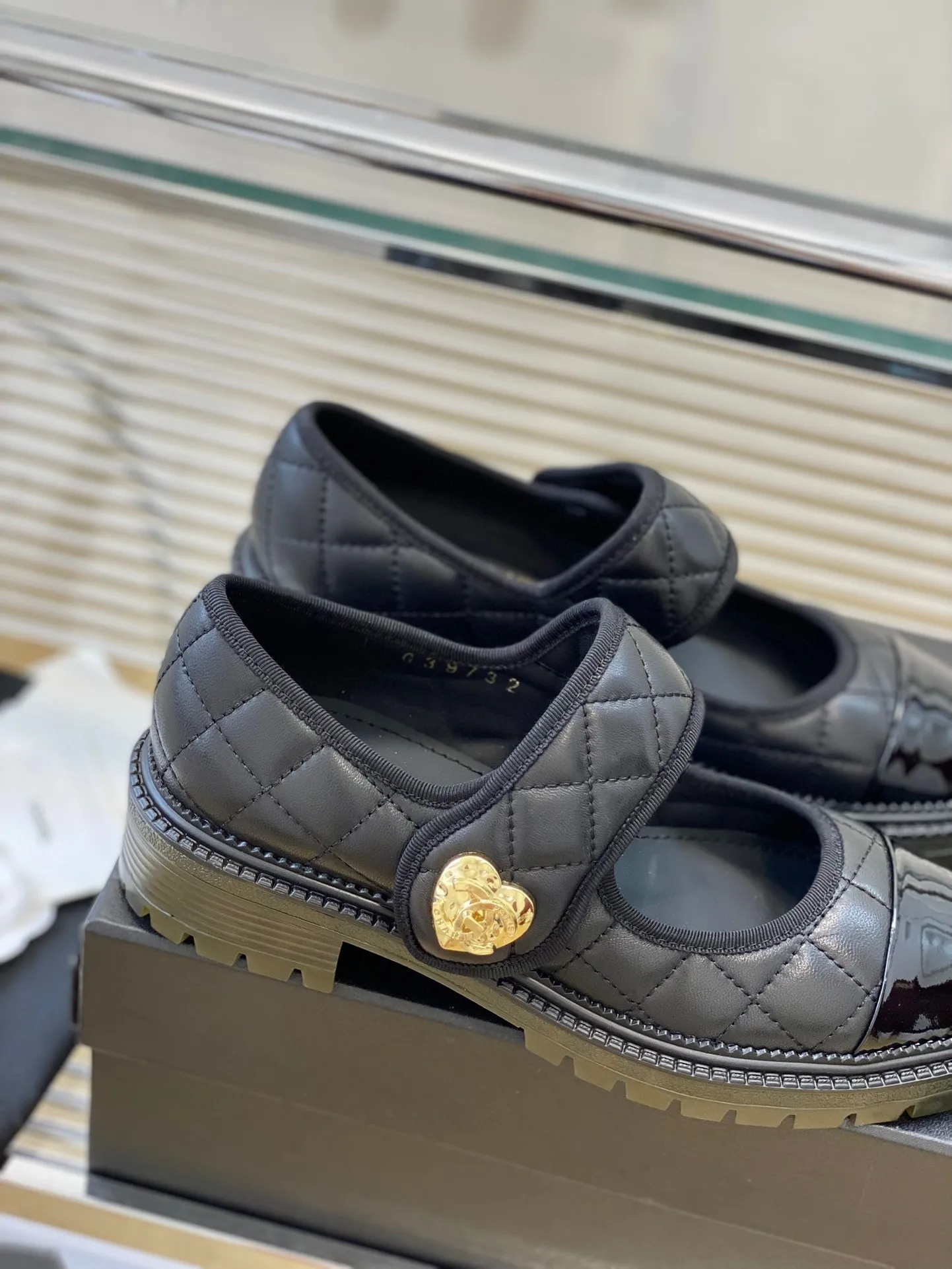 👟👟Ex-factory price 520👟👟Chanel 24👟👟Ex-factory price new classic rhombus love double C school bag buckle Mary Jane single shoe series I fell in love with it at first sight, no exaggeration~ This is probably the charm of Xiaoxiang. She always understands girls. Although she looks cold, she has a unique feeling when paired with black stockings. It is the latest model this year🤩🤩🤩 I’ve already started arranging it before I even got to the counter~ I know you’ll like it. It looks really good on the feet. The rounded last last is not picky at all for foot shape. It also looks slim when worn on fat feet. The lambskin and patent leather are very visually impactful. The lining is made of sheepskin. It’s super soft and comfortable~ Italian A-grade dyed genuine leather outsole➕electroplated heel. Heel height: 5cmcm. Size: 35-39 (40/41 customized)